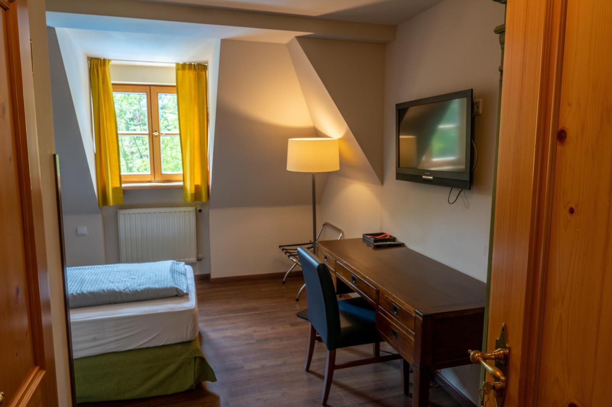 Hotel Restaurant Taverna Eching  Экстерьер фото