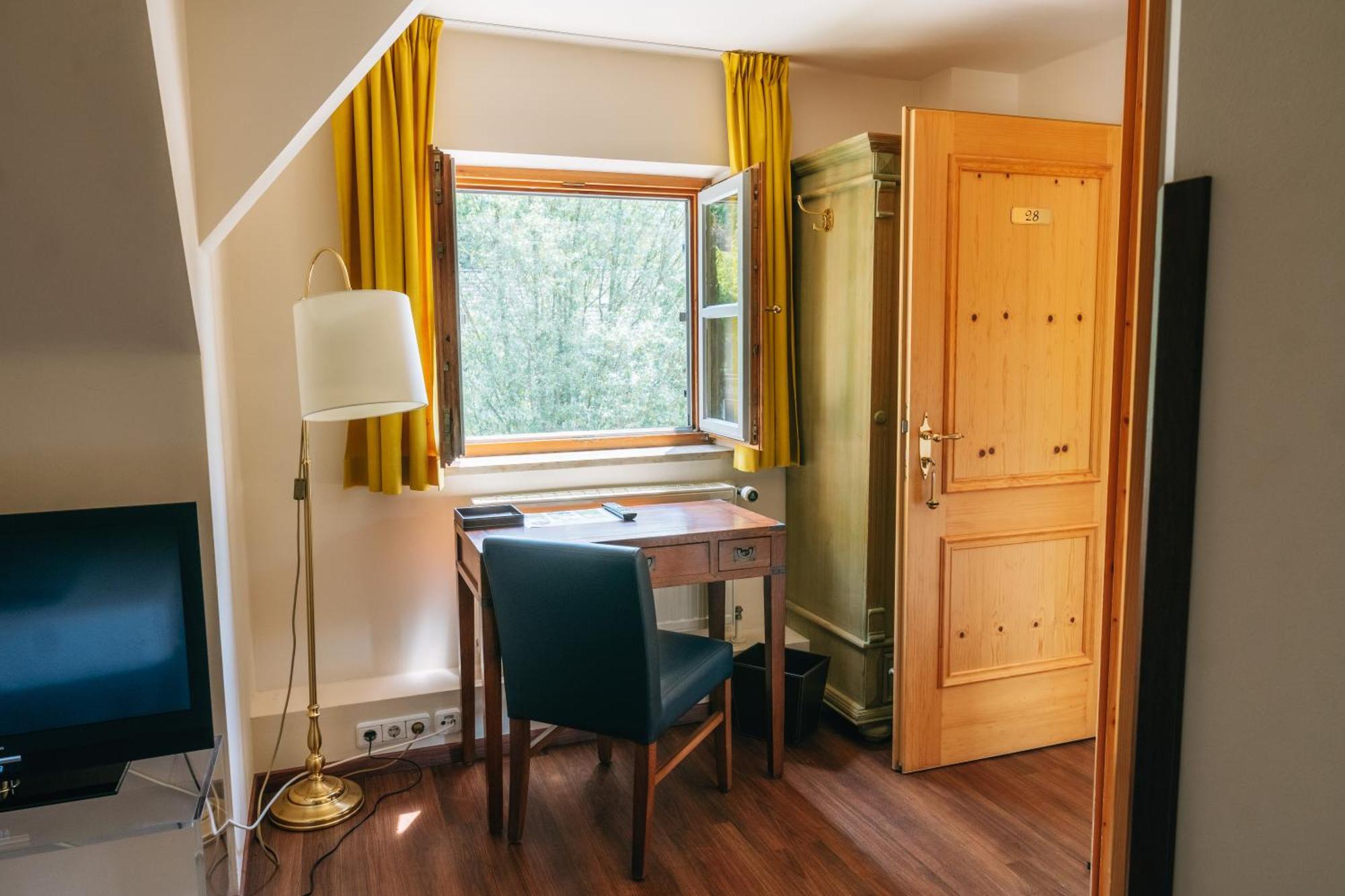 Hotel Restaurant Taverna Eching  Экстерьер фото